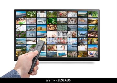Online-TV, Streaming VOD Service-Konzept. Fernbedienung für Fernseher mit männlicher Hand. TV-Streaming-Video. Media TV on demand. Isoliert auf weißem Hintergrund Stockfoto