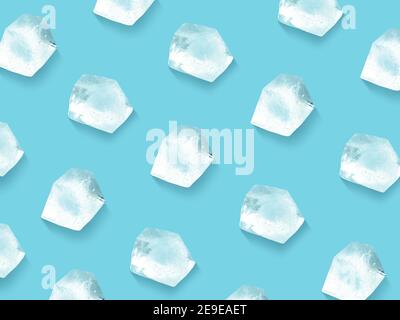 Eiswürfelmuster. Eiswürfel mit weichem Schatten auf hellblauem Hintergrund Stockfoto