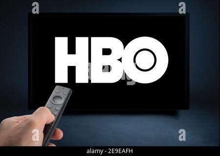 USA, NEW YORK 2. Februar 2021: Nahaufnahme von Nvidia Sheild TV Fernbedienung in der Hand und TV-Bildschirm mit HBO Logo, HBO ist ein bekannter globaler Anbieter von Stream Stockfoto