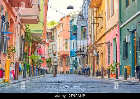 Helle bunte alte Häuser und gemütliche Straßen des jüdischen Viertels in Istanbul. Türkei, Istanbul - 21.07.2020 Stockfoto