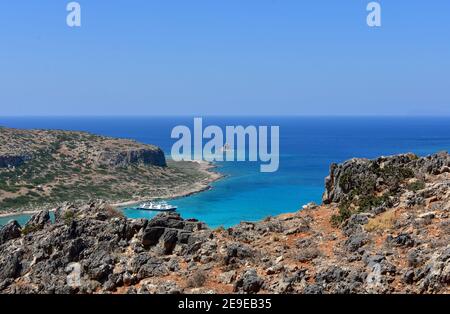 Blick auf die wunderschöne azurblaue Lagune von Balos auf der griechischen Insel Kreta, herrliche Paradieslandschaft. Stockfoto