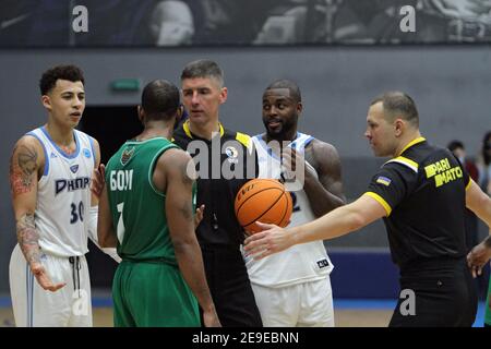 Nicht exklusiv: DNIPRO, UKRAINE - 3. FEBRUAR 2021 - das ukrainische Basketball Superliga Spiel zwischen BC Dnipro und BC Ternopil ist im Gange, Dnipro, Stockfoto