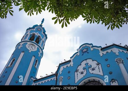 Bratislava, Slowakei, Blick auf die St. Elisabeth Kirche (auch als Blaue Kirche bekannt) in einem bewölkten Tag Stockfoto
