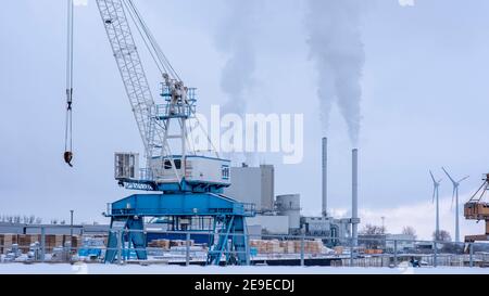 Magdeburg, Deutschland. Januar 2021, 30th. Aus den Schornsteinen der Müllverbringungsanlage Rothensee steigen Lärmwolken auf. Quelle: Stephan Schulz/dpa-Zentralbild/ZB/dpa/Alamy Live News Stockfoto