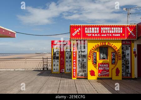 Carmen Petulengos Wahrsagerstand am South Pier in Blackpool Stockfoto