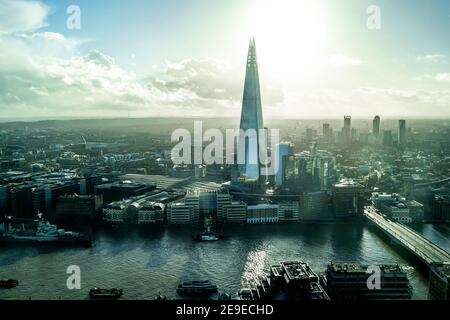 London, UK- 15 Dec 2020: Stadtbild von London Southwalk einschließlich Themse, The Shard, London Bridge, HMS Belfast, London Bridge Hospital und viele Stockfoto