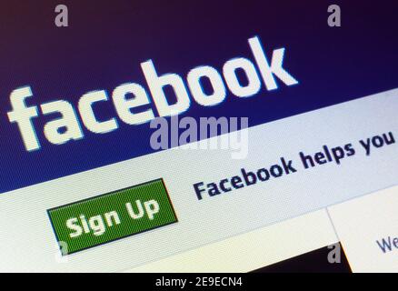 facebook.com Startseite auf dem Bildschirm. Facebook ist ein Online-Dienst für soziale Netzwerke und Microblogging Stockfoto