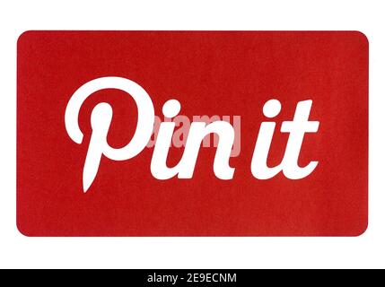 Foto des Pinterest-Logos 'Pin it' auf Papier gedruckt und auf weißem Hintergrund platziert. Nur Für Redaktionelle Zwecke Stockfoto