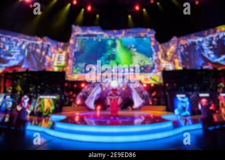 Abstrakt verschwommener Hintergrund von großen eSports Gaming-Event in großen Arena. Stockfoto