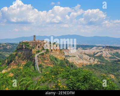 Civita di Bagnoregio. Mittelalterliche Stadt mit Blick auf Tiber Flusstal in der Provinz Viterbo. Es ist nur zu Fuß über eine lange Fußgängerbrücke erreichbar. Stockfoto