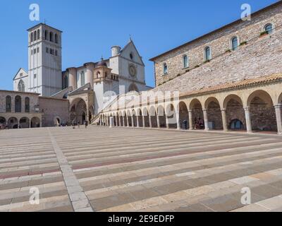 Päpstliche Basilika des Heiligen Franziskus von Assisi oder Basilica di San Francesco d'Assisi in Italien. Untere und Oberkirchen, Ort der christlichen Wallfahrt. Stockfoto