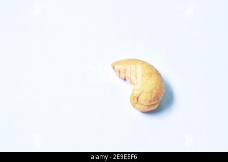 Geröstete salzige Cashew-Nüsse Anordnung auf weißem Hintergrund Stockfoto