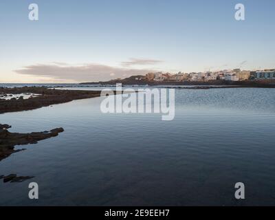 Natürliches Schwimmbad Charco de San Lorenzo in San Lorenzo Moya mit Wellen des atlantischen Ozeans bei Sonnenuntergang, Gran Canaria, Kanarische Inseln, Spanien Stockfoto