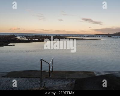 Natürliches Schwimmbad Charco de San Lorenzo in San Lorenzo Moya mit Wellen des atlantischen Ozeans bei Sonnenuntergang, Gran Canaria, Kanarische Inseln, Spanien Stockfoto