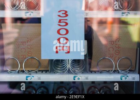 Tokio, Japan. Februar 2021, 4th. Ein Verkaufsautomat verkauft PCR-Testkits für 3.500 Yen (ca. USD $33) außerhalb des Jomyoin Buddhist Temple Grounds in Taito ward. Die Takenoko Klinik in Saitama liefert und verarbeitet die im Automaten verkauften Testkits. Das Testkit enthält alle notwendigen Geräte, um eine Speichelprobe zu senden und wie dies zu tun ist. Nachdem die Patienten ihre Tests per Post geschickt haben, wird ihnen das Labor das Ergebnis per E-Mail-Adresse zusenden. Im Falle eines positiven Ergebnisses wird die Takenoko Clinic die infizierte Partei mit dem nächstgelegenen öffentlichen Gesundheitsamt zur Behandlung und Quarantäne kontaktieren Stockfoto