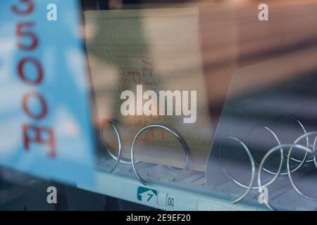 Tokio, Japan. Februar 2021, 4th. Ein Verkaufsautomat verkauft PCR-Testkits für 3.500 Yen (ca. USD $33) außerhalb des Jomyoin Buddhist Temple Grounds in Taito ward. Die Takenoko Klinik in Saitama liefert und verarbeitet die im Automaten verkauften Testkits. Das Testkit enthält alle notwendigen Geräte, um eine Speichelprobe zu senden und wie dies zu tun ist. Nachdem die Patienten ihre Tests per Post geschickt haben, wird ihnen das Labor das Ergebnis per E-Mail-Adresse zusenden. Im Falle eines positiven Ergebnisses wird die Takenoko Clinic die infizierte Partei mit dem nächstgelegenen öffentlichen Gesundheitsamt zur Behandlung und Quarantäne kontaktieren Stockfoto