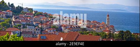 Stadt Sutivan Skyline Panoramablick, Insel Brac, Dalmatien Archipel von Kroatien Stockfoto