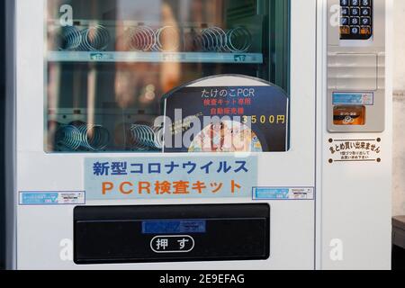 Tokio, Japan. Februar 2021, 4th. Ein Verkaufsautomat verkauft PCR-Testkits für 3.500 Yen (ca. USD $33) außerhalb des Jomyoin Buddhist Temple Grounds in Taito ward. Die Takenoko Klinik in Saitama liefert und verarbeitet die im Automaten verkauften Testkits. Das Testkit enthält alle notwendigen Geräte, um eine Speichelprobe zu senden und wie dies zu tun ist. Nachdem die Patienten ihre Tests per Post geschickt haben, wird ihnen das Labor das Ergebnis per E-Mail-Adresse zusenden. Im Falle eines positiven Ergebnisses wird die Takenoko Clinic die infizierte Partei mit dem nächstgelegenen öffentlichen Gesundheitsamt zur Behandlung und Quarantäne kontaktieren Stockfoto
