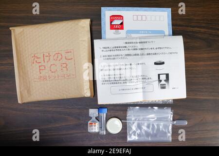 Tokio, Japan. Februar 2021, 5th. Eine Probe eines PCR-Testkits ist in Tokio abgebildet. Ein Verkaufsautomat verkauft PCR-Testkits für 3.500 Yen (ca. USD $33) außerhalb des Jomyoin Buddhist Temple Grounds in Taito ward. Die Takenoko Klinik in Saitama liefert und verarbeitet die im Automaten verkauften Testkits. Das Testkit enthält alle notwendigen Geräte, um eine Speichelprobe zu senden und wie dies zu tun ist. Nachdem die Patienten ihre Tests per Post geschickt haben, wird ihnen das Labor das Ergebnis per E-Mail-Adresse zusenden. Im Falle eines positiven Ergebnisses wird die Takenoko Klinik die infizierte Partei mit dem nächstgelegenen Kontakt aufnehmen Stockfoto
