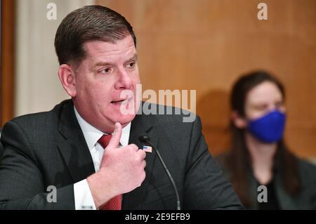 Washington, USA. Februar 2021, 04th. Marty Walsh bezeugt vor dem Senatsausschuss für Gesundheit, Bildung, Arbeit und Renten seine Ernennung zum nächsten Labour-Sekretär im Dirksen Senate Office Building auf dem Capitol Hill in Washington, DC am 4. Februar 2021. (Foto von Mandel Ngan/Pool/Sipa USA) Quelle: SIPA USA/Alamy Live News Stockfoto