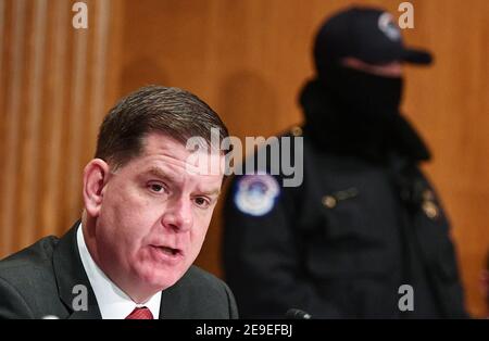 Washington, USA. Februar 2021, 04th. Marty Walsh bezeugt vor dem Senatsausschuss für Gesundheit, Bildung, Arbeit und Renten seine Ernennung zum nächsten Labour-Sekretär im Dirksen Senate Office Building auf dem Capitol Hill in Washington, DC am 4. Februar 2021. (Foto von Mandel Ngan/Pool/Sipa USA) Quelle: SIPA USA/Alamy Live News Stockfoto