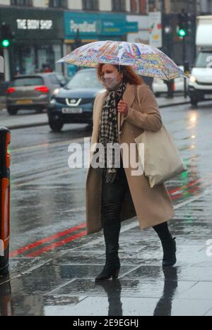 London, Großbritannien. Februar 2021, 4th. Regen in Brixton South London. Kredit: JOHNNY ARMSTEAD/Alamy Live Nachrichten Stockfoto