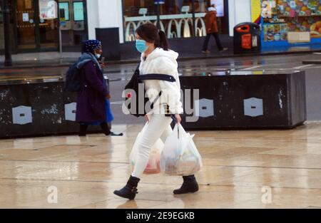 London, Großbritannien. Februar 2021, 4th. Regen in Brixton South London. Kredit: JOHNNY ARMSTEAD/Alamy Live Nachrichten Stockfoto