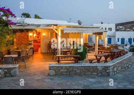 Folegandros, Griechenland - 23. September 2020: Beleuchtete griechische Taverne in Chora auf der Insel Folegandros bei Nacht. Kykladen, Griechenland Stockfoto