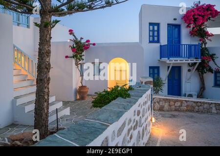 Folegandros, Griechenland - 23. September 2020: Schöne kykladische Architektur in Chora bei Nacht. Insel Folegandros. Stockfoto