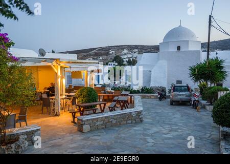 Folegandros, Griechenland - 23. September 2020: Beleuchtete griechische Taverne in Chora auf der Insel Folegandros bei Nacht. Kykladen, Griechenland Stockfoto