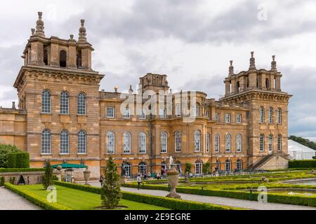 blenheim Palast Vorderansicht mit Brunnen und Garten auf bewölkt Tag Stockfoto