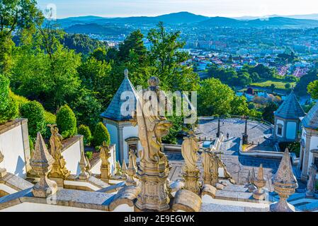 Statuen auf der Treppe zur Kirche Bom Jesus do Monte in Braga, Portugal Stockfoto