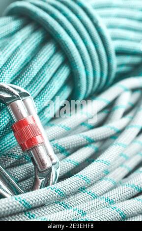 Nahaufnahme eines Kletterkarabiners und Seilen, selektiver Fokus. Stockfoto