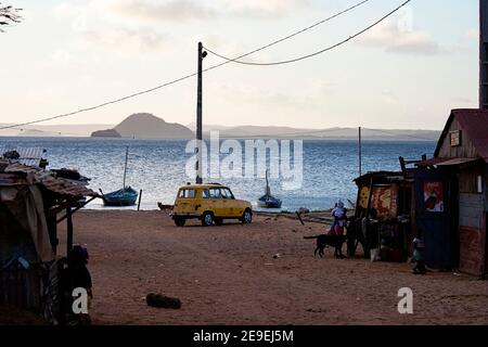 Yellow R4 am Strand in einem Dorf im Norden Spitze der Insel Madagaskar Stockfoto