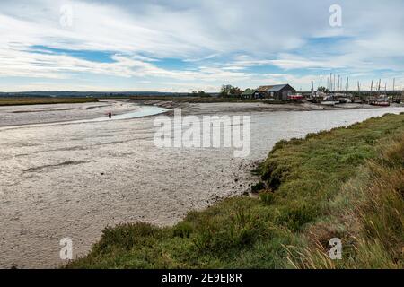 Die Swale-Mündung bei Ebbe bei Oare in der Nähe von Faversham in Kent, mit Blick auf die Insel Sheppey Stockfoto