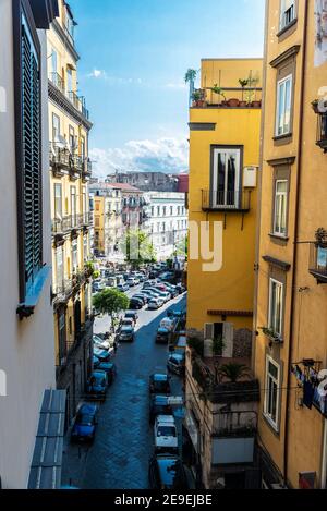Neapel, Italien - 6. September 2019: Überblick über eine Straße klassischer Gebäude in der Altstadt von Neapel, Italien Stockfoto