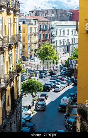 Neapel, Italien - 6. September 2019: Überblick über eine Straße klassischer Gebäude in der Altstadt von Neapel, Italien Stockfoto