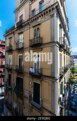 Neapel, Italien - 6. September 2019: Fassade klassischer Gebäude mit hängenden Kleidern im historischen Zentrum von Neapel, Italien Stockfoto