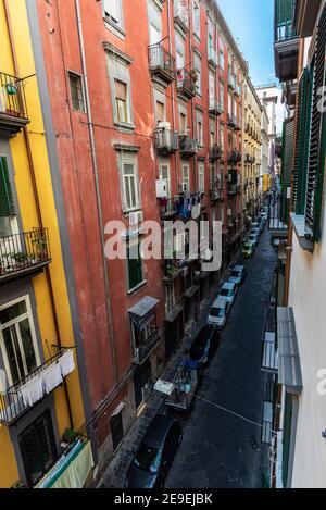 Neapel, Italien - 6. September 2019: Überblick über eine Straße klassischer Gebäude in der Altstadt von Neapel, Italien Stockfoto