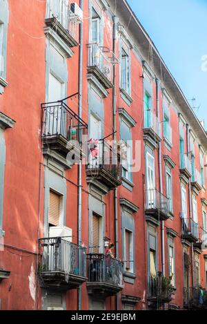 Neapel, Italien - 6. September 2019: Fassade eines klassischen Gebäudes mit einer Frau auf dem Balkon im historischen Zentrum von Neapel, Italien Stockfoto