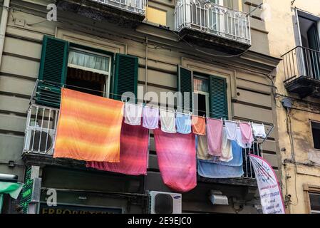 Neapel, Italien - 6. September 2019: Fassade klassischer Gebäude mit hängenden Kleidern im historischen Zentrum von Neapel, Italien Stockfoto