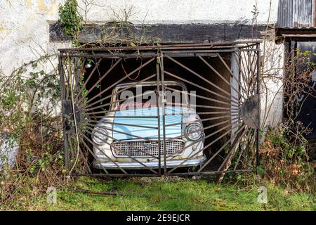 Auto Scheune finden,Oldtimer, Rusty, Sportwagen, Sammlerauto, altmodisch, Seitenansicht, Scheune, Auto, Porsche, Wiederherstellung, Retro-Stil, 1950-1959, 1965, Stockfoto
