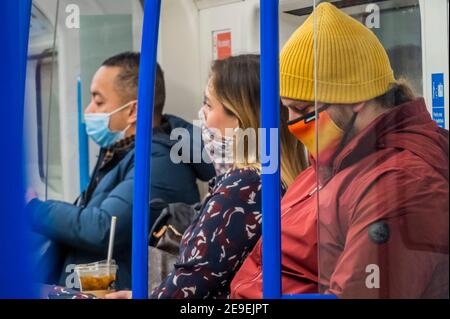 London, Großbritannien. Februar 2021, 4th. Die U-Bahn ist immer noch ziemlich voll trotz der neuen nationalen Lockdown, Stay at Home, Anweisungen. Die meisten Reisenden tragen Masken, da sie obligatorisch sind. Kredit: Guy Bell/Alamy Live Nachrichten Stockfoto