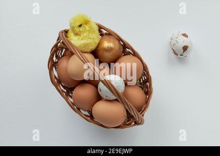 Osterkorb mit Eiern und geschlüpftem Küken. Stockfoto