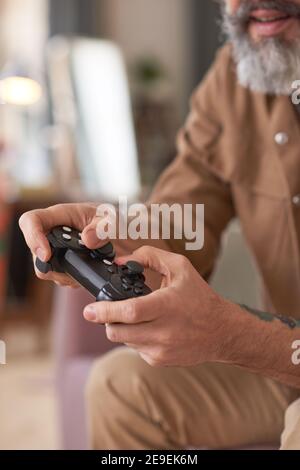 Nahaufnahme von reifen Mann drücken Tasten auf Joystick spielen Video Spiele Stockfoto
