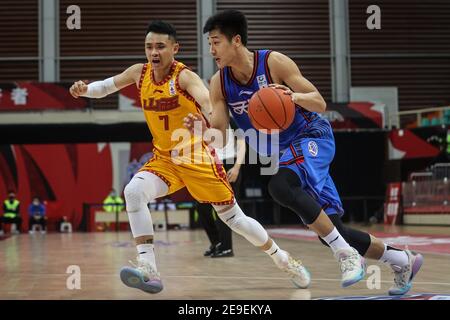 Zhuji, Chinas Provinz Zhejiang. Februar 2021, 4th. HE Siyu (R) von Tianjin Pioneers dribbelt während des 38th Runden Spiels zwischen Shanxi Loongs und Tianjin Pioneers in der Saison 2020-2021 der Liga der Chinesischen Basketballvereinigung (CBA) in Zhuji, Ostchina, Provinz Zhejiang, 4. Februar 2021. Quelle: Pan Yulong/Xinhua/Alamy Live News Stockfoto