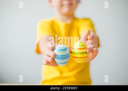 Portrait von lächelnden Jungen mit Hasen Ohren halten farbige Eier für Ostern in Kunststudio, Kopierer Raum. Vorbereitung auf Ostern. Stockfoto