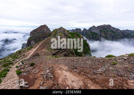 Schöne Berglandschaft in der Nähe des Berggipfs Pico do Arierio Auf der Insel Madeira Stockfoto