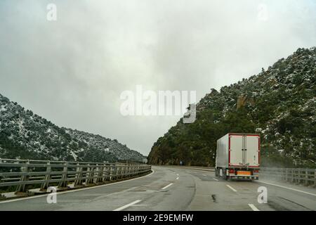 La Perthus: Auf der Autobahn AP7/E15 zwischen Spanien und Frankreich, Januar 2021. Als diese Fotos gemacht wurden, ein riesiger Bau von Tausenden von schweren gut Stockfoto