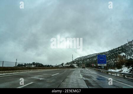 La Perthus: Auf der Autobahn AP7/E15 zwischen Spanien und Frankreich, Januar 2021. Als diese Fotos gemacht wurden, ein riesiger Bau von Tausenden von schweren gut Stockfoto